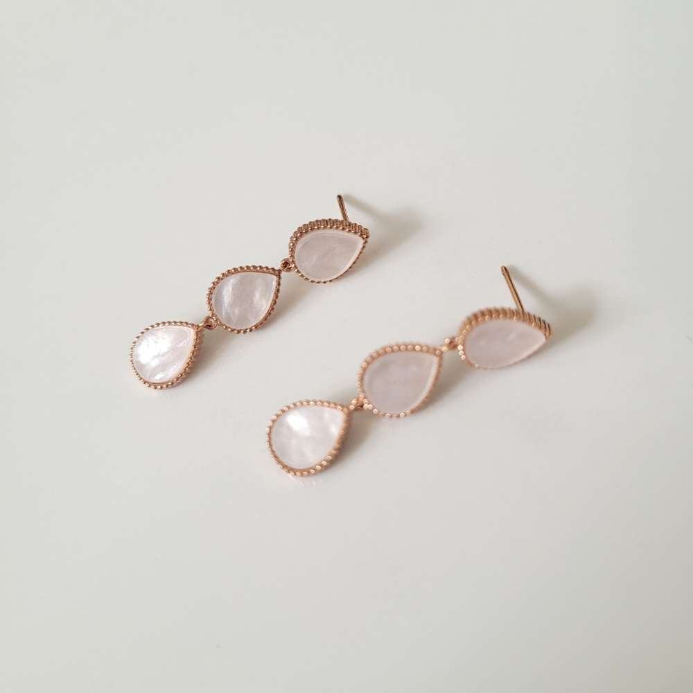 ⚡️BOGO 50% Off⚡️ Pink nacre earrings